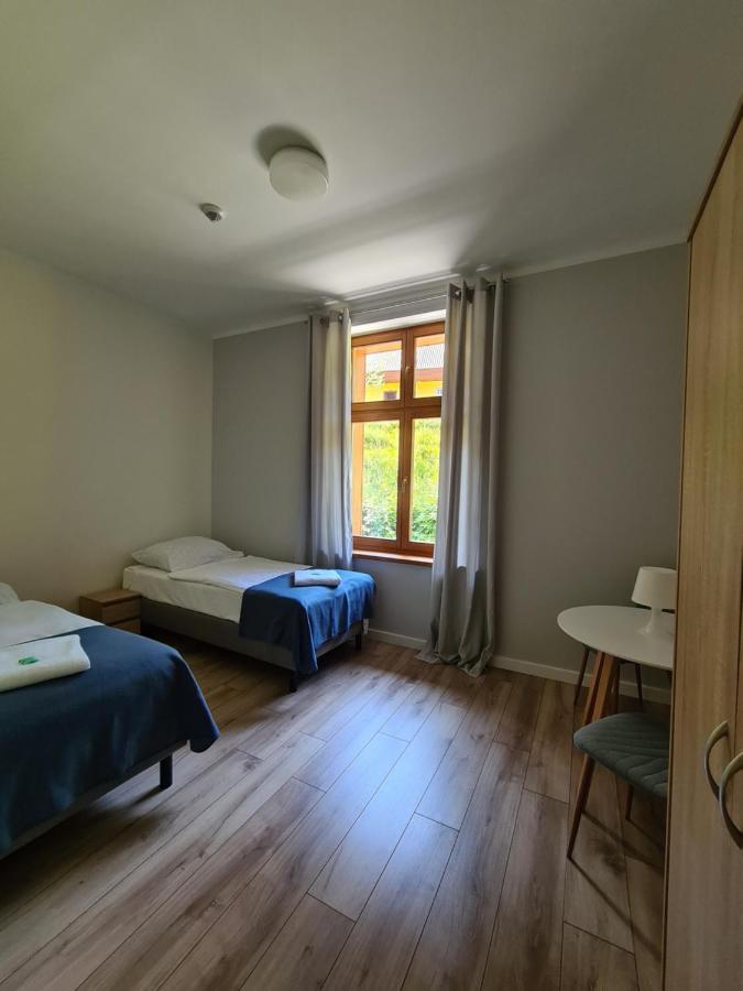 Pokój z 2 łóżkami pojedynczymi i prywatną łazienką